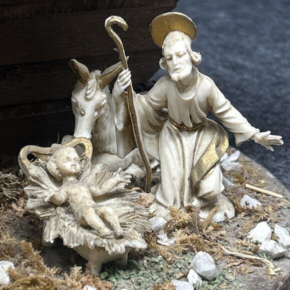 Vtg Italian Nativity Scene Handcrafted Collectible Unique Roofline Wooden Stable - Picture 12 of 14